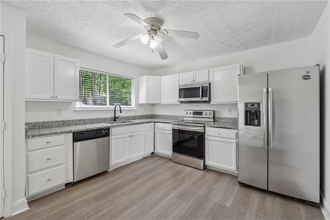 Building Photo - 9176 Greenwood Dr