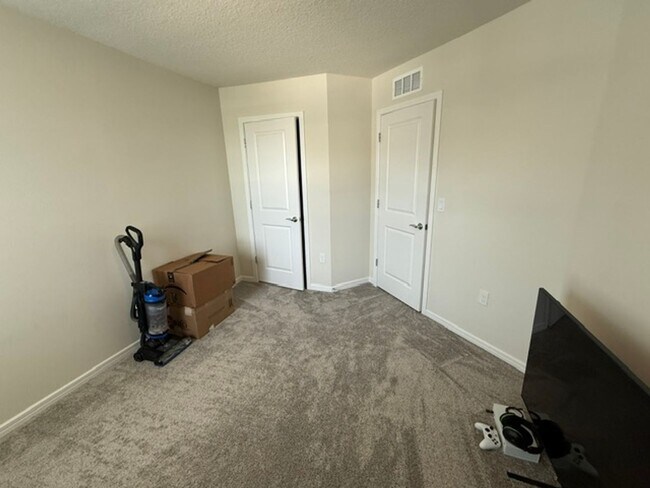 Building Photo - 3/2.5 Like new Davenport Townhome