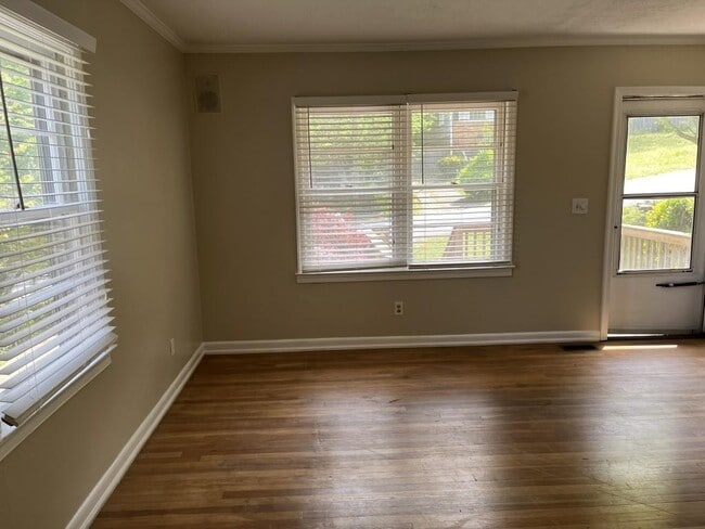 Building Photo - 549 Alpine Way