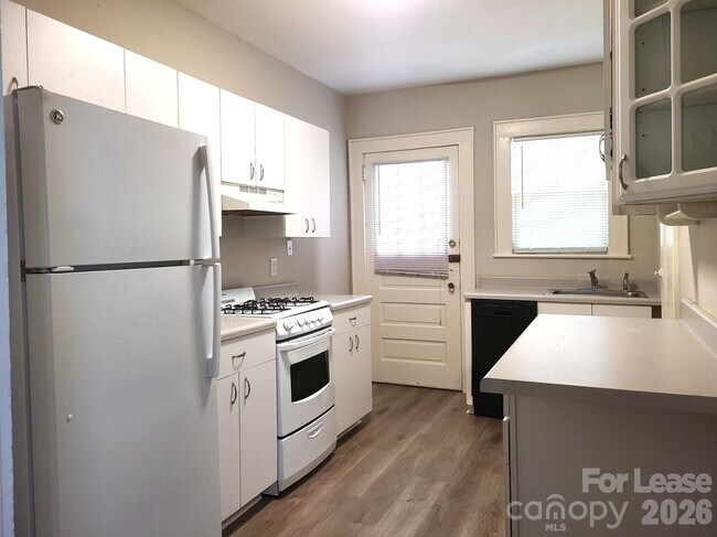 Building Photo - 1623 Fountain View St