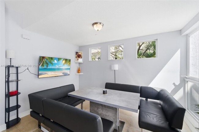 Building Photo - 832 N Victoria Park Rd