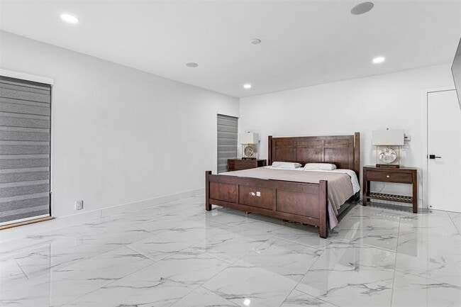 Building Photo - 8920 Jacaranda Ln