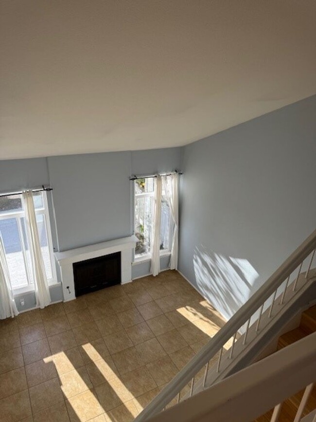 Building Photo - Beautiful 3 bedroom 2 1/2 bath single fami...