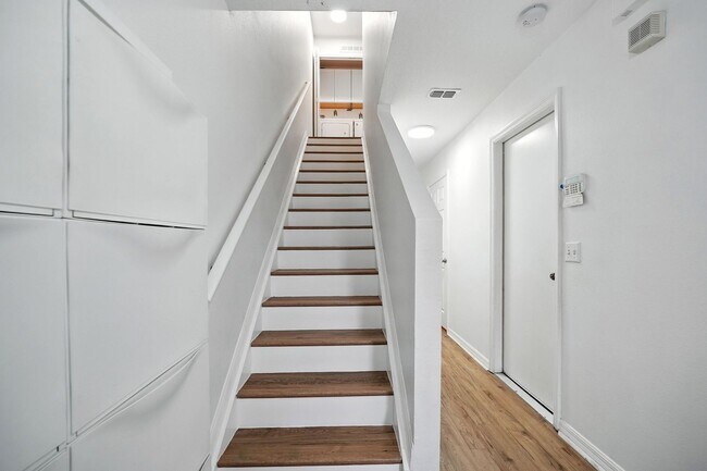 Building Photo - 32218 Gem: Open-Concept Townhome Minutes from the Airport