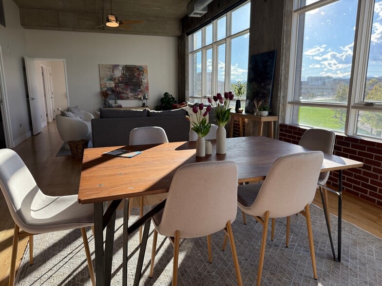 Building Photo - 2000 Little Raven St