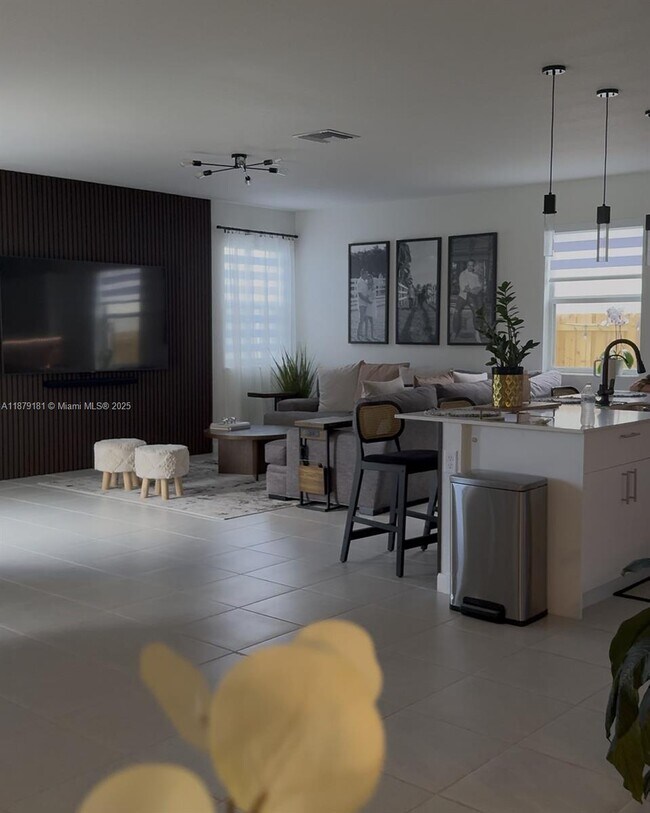 Building Photo - 2415 SE 23rd Rd