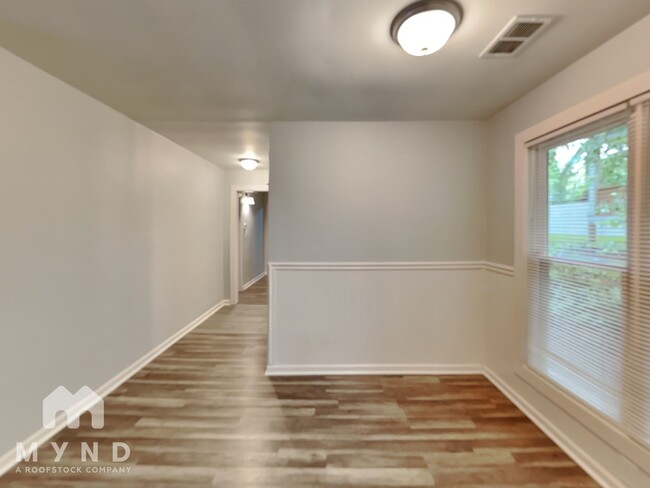 Building Photo - 332 Adelle St SE