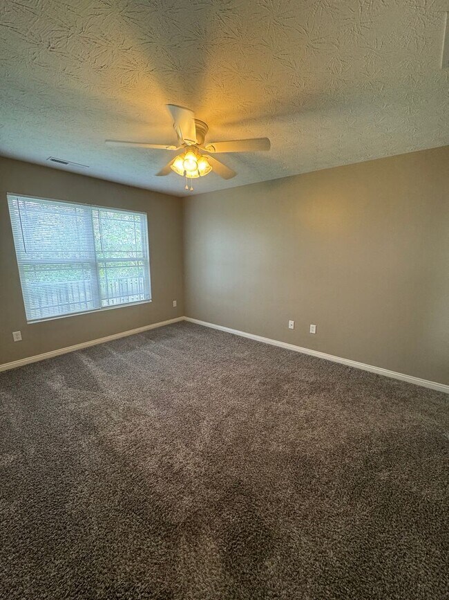 Building Photo - Spacious 3 Bedroom home!