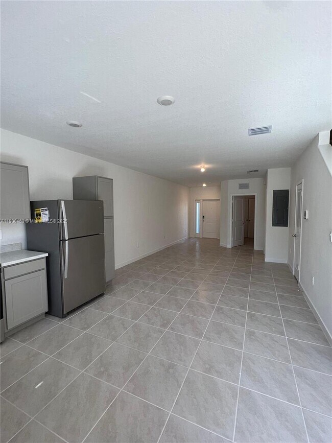 Building Photo - 326 NE 1st Ave