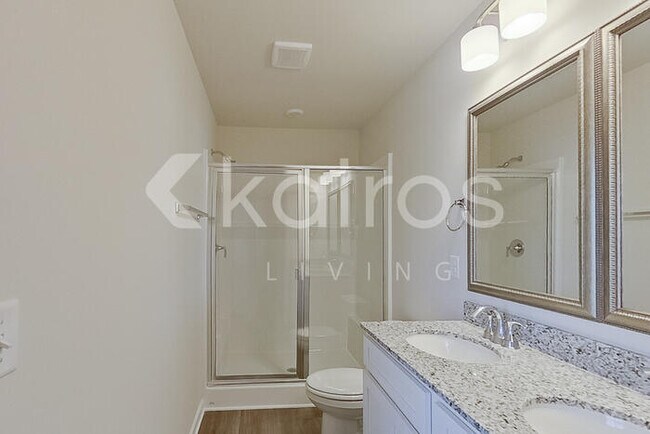 Building Photo - 2461 Banyan Cir