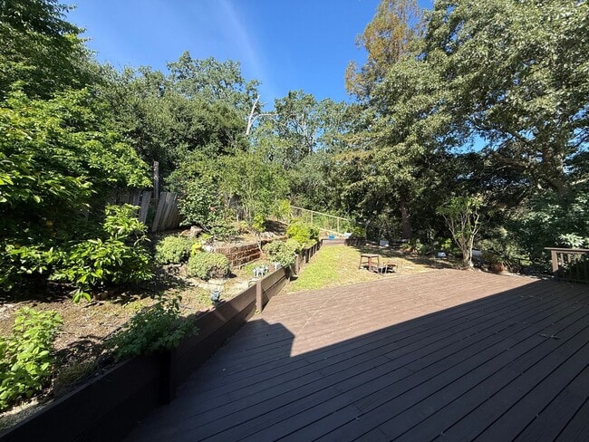 Building Photo - SPACIOUS 3BR/3BA NOVATO HOME WITH FLEXIBLE FLOORPLAN, LARGE FAMILY ROOM AND BONUS AREAS, GREAT OU...