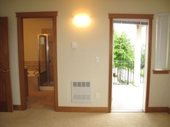 Building Photo - Gorgeous 3 bed/3.5 bath Queen Anne Townhouse!