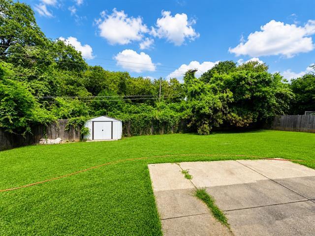 Building Photo - 2304 Chinaberry Dr
