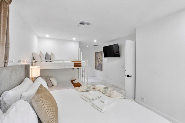 Building Photo - 3261 Seaward Dr
