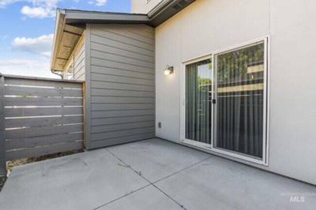 Building Photo - 3 bed, 3 bath townhome will be ready in May for you