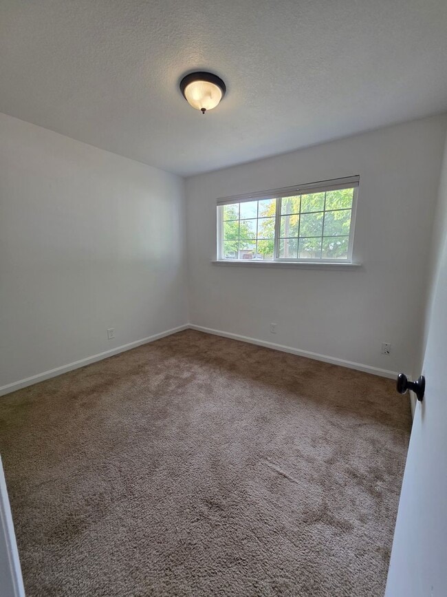 Building Photo - 3 BED/1 BATH LOCATED IN REDDING, CA
