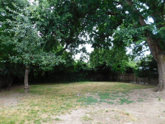 Building Photo - 3Bd/2Ba Single Story House - Available to ...