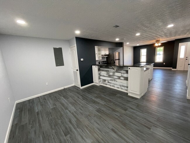 Building Photo - For Lease - 2 BR | 2.5 BA Fully Remodeled ...