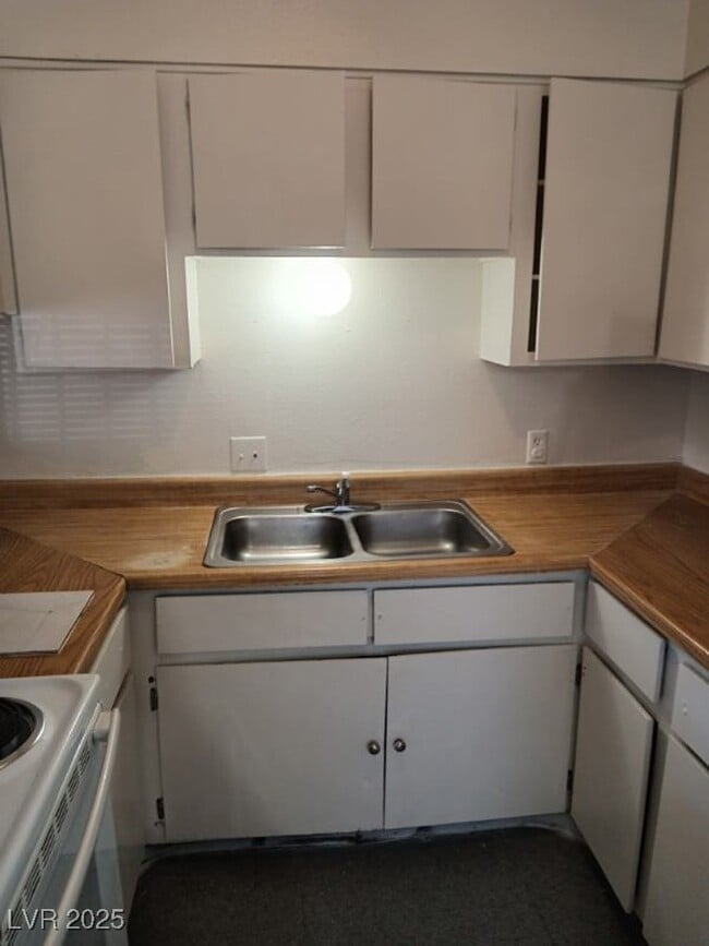 Building Photo - 1400 E Mesquite Ave