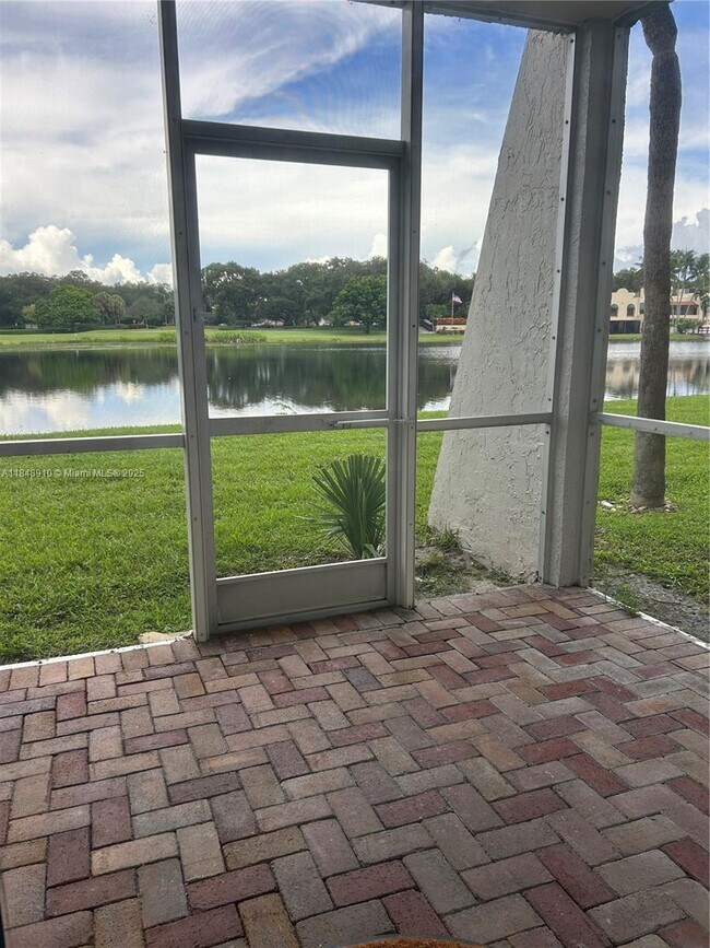 Building Photo - 9450 Poinciana Pl