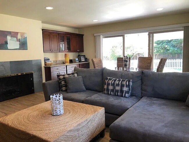 Building Photo - 3329 Palos Verdes Dr N