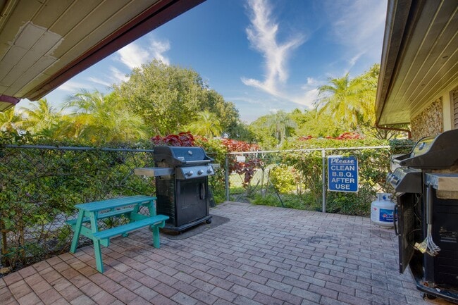 Building Photo - 2950 N Palm Aire Dr