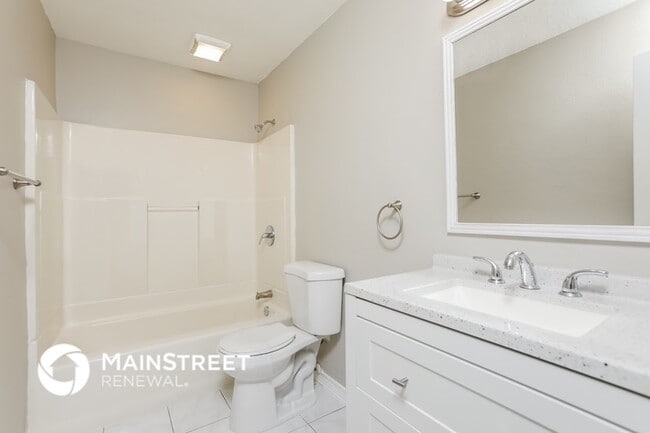 Building Photo - 1580 Banks St