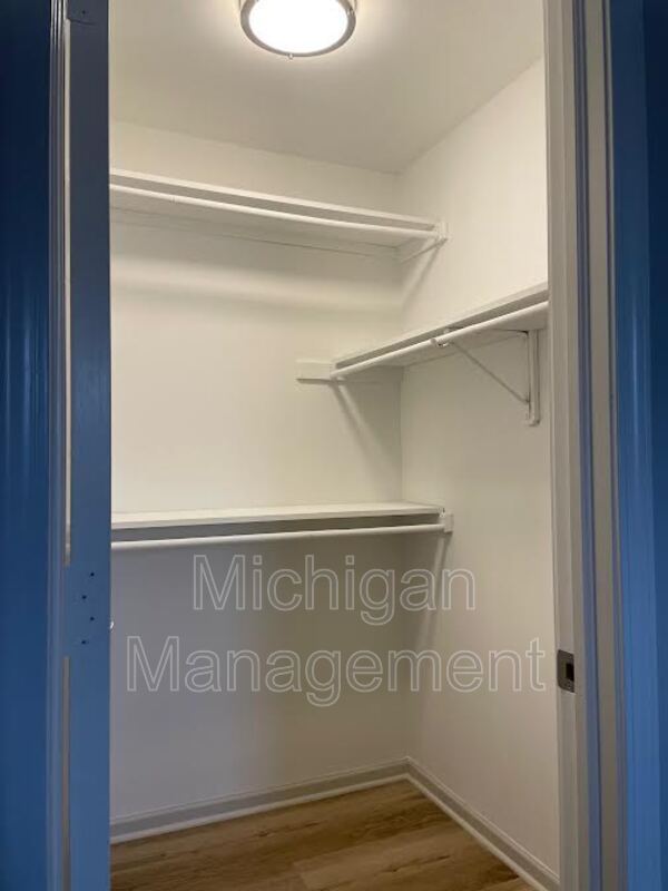 Building Photo - 2735 E Maple Rd