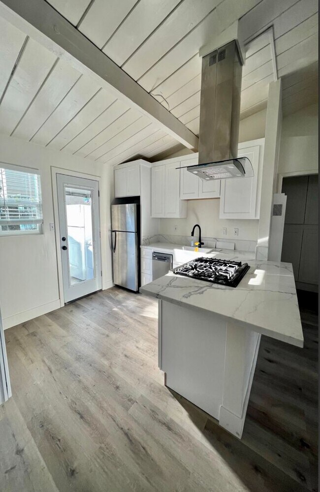 Building Photo - 4330 Kendall St