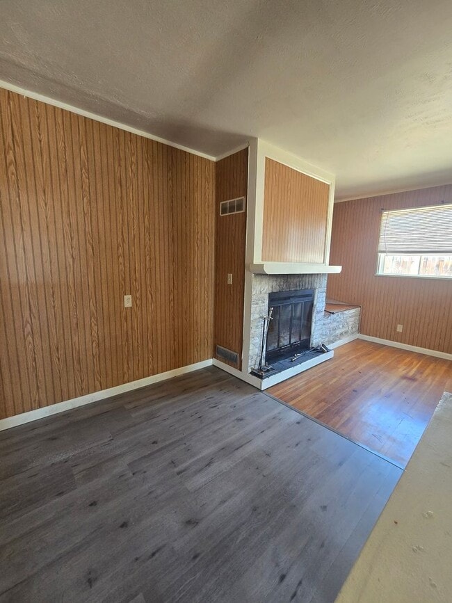 Building Photo - 3 BEDROOM ON LYNWOOD