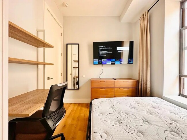Building Photo - Furnished room/NOT APARTMENT