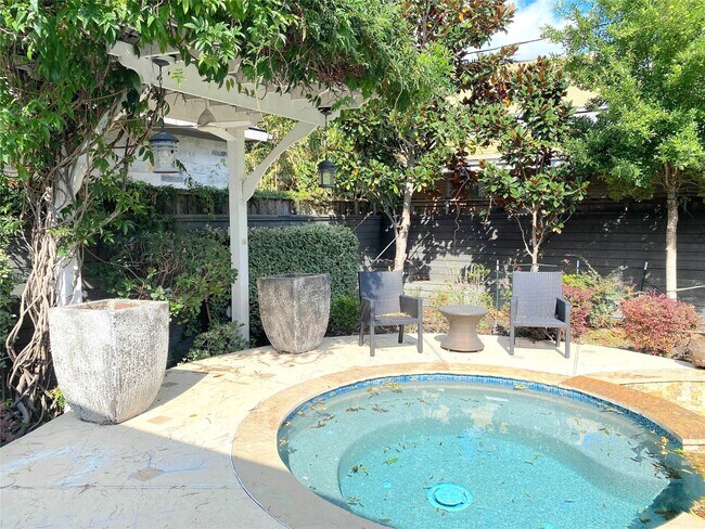 Building Photo - 4642 Devon St