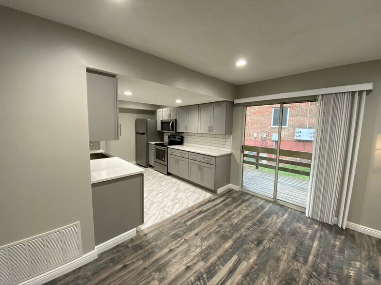 Building Photo - 9057 W Swan Cir