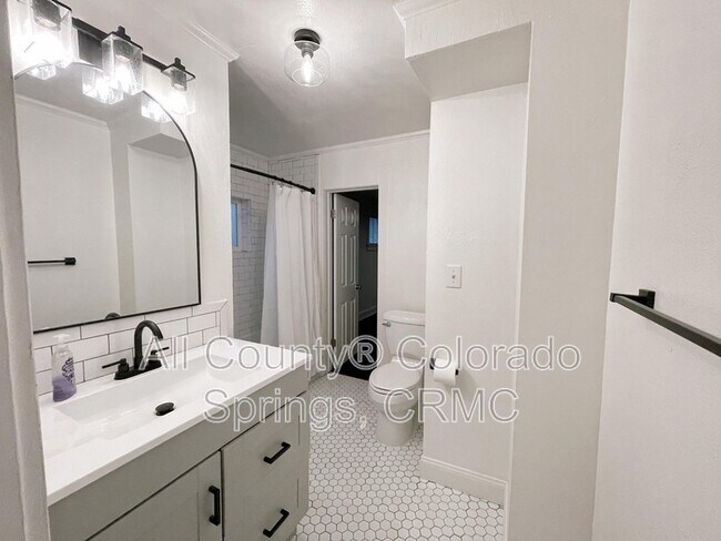 Building Photo - 2003 N El Paso St