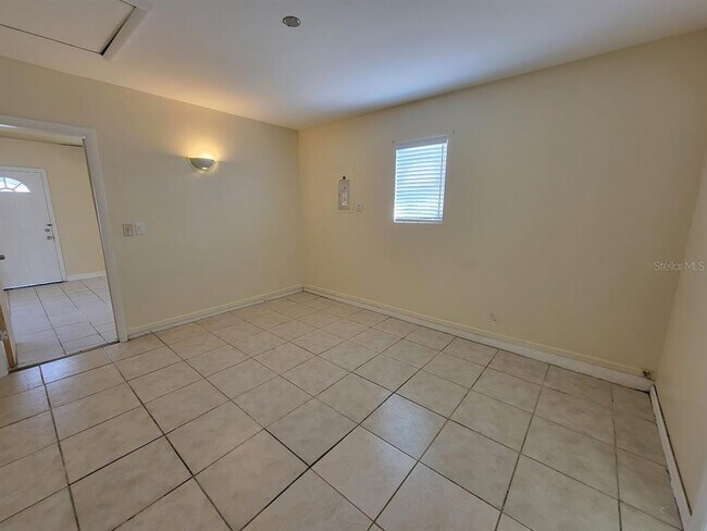 Building Photo - 2466 Lakeshore Cir