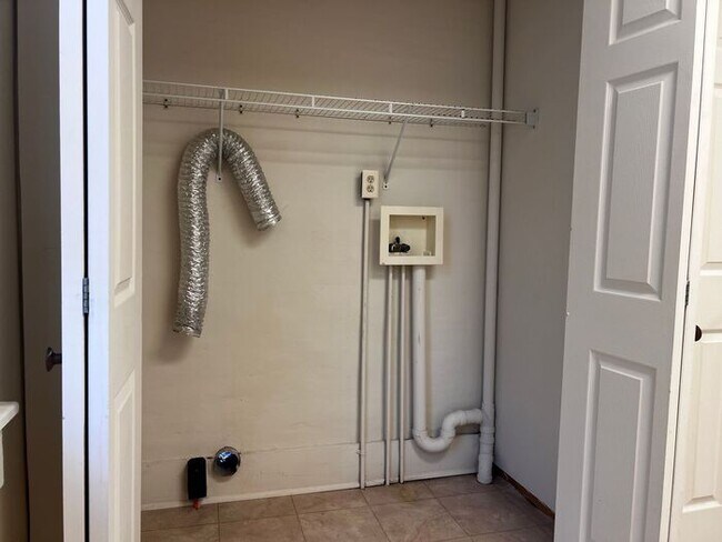 Building Photo - 2 Bedroom Home In The Collett Park Area