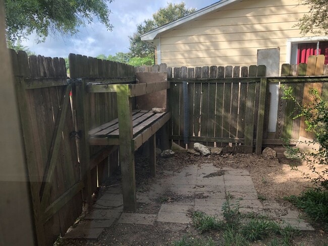 Building Photo - CUTE TWO BEDROOM ONE BATH DUPLEX ON SHUTTLE ROUTE