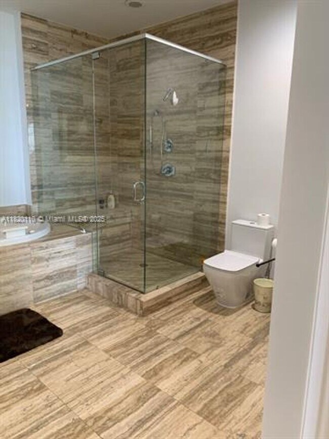 Building Photo - 16001 Collins Ave