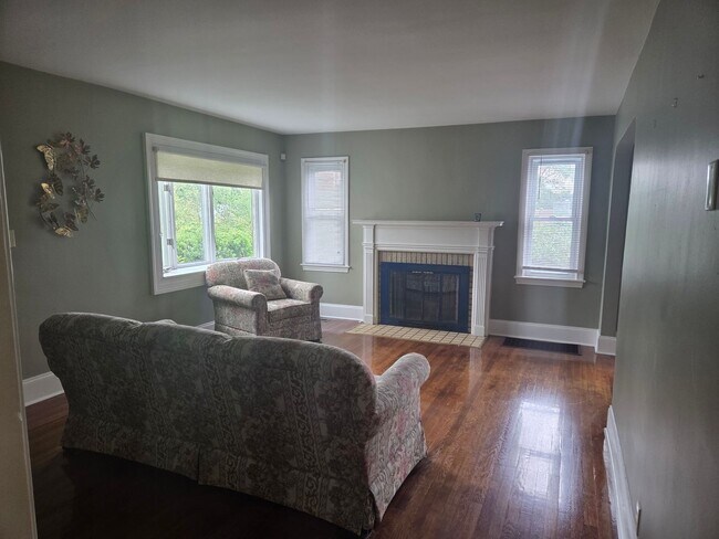 Building Photo - 2 Bdrm/ 1 Bath Cottage w/hardwood floors Kingsport, TN