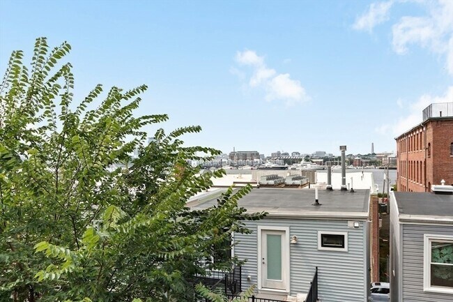 Building Photo - 296 Meridian St