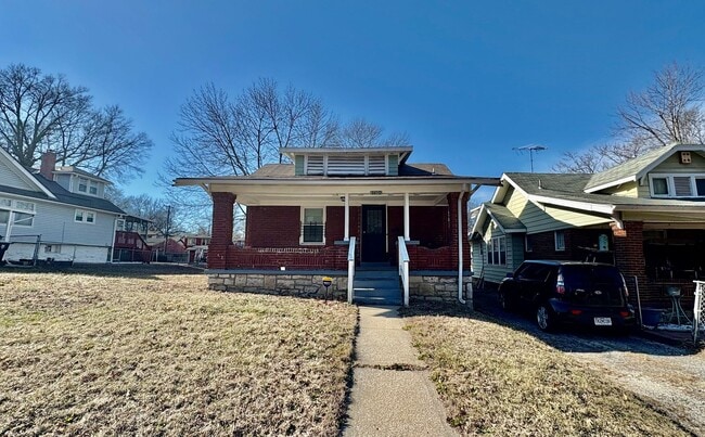 Building Photo - Spacious 2BR + Den with Hardwood Floors