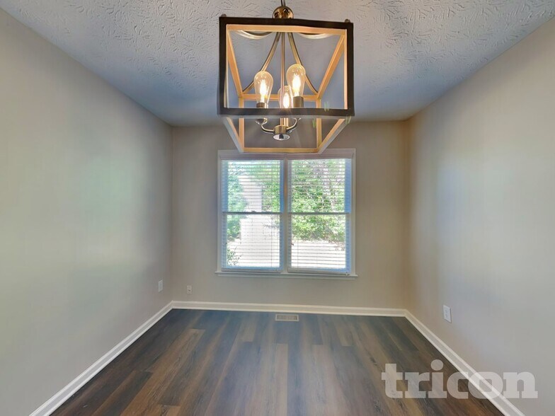 Building Photo - 985 Brookmont Dr S W