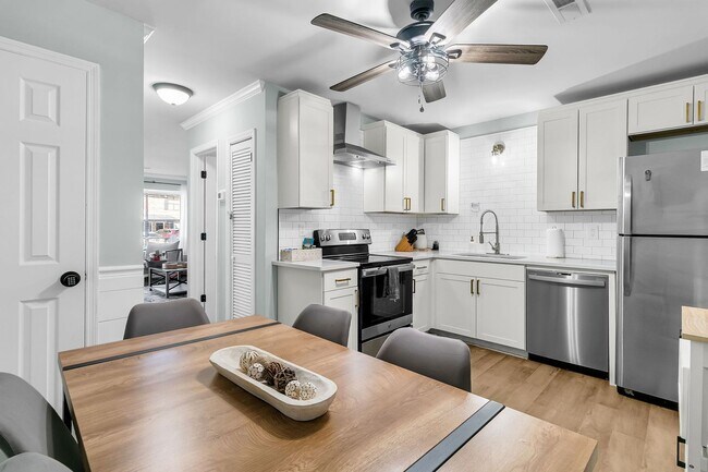 Building Photo - Fully Renovated 2 Bedroom Townhome in a Co...