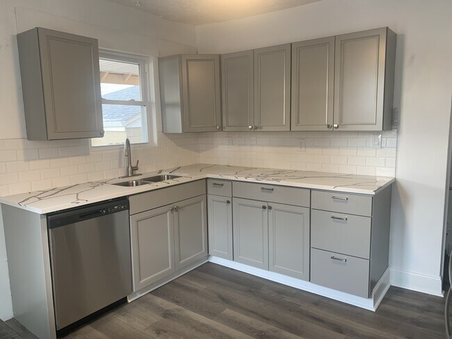 Building Photo - 525 Sunnyside Ave