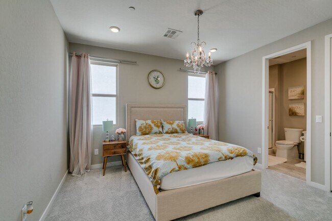 Building Photo - Luxury Rental with Mountain Views in Gated Henderson Community