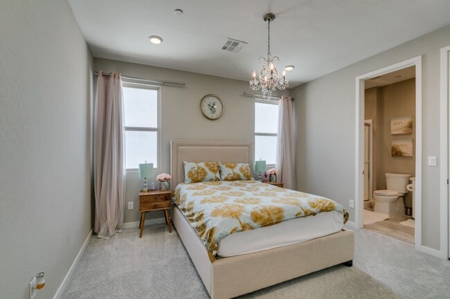 Building Photo - Luxury Rental with Mountain Views in Gated...