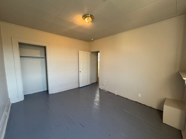 Building Photo - Updated flooring, finished basement, and great outdoor space in a walkable Swissvale location