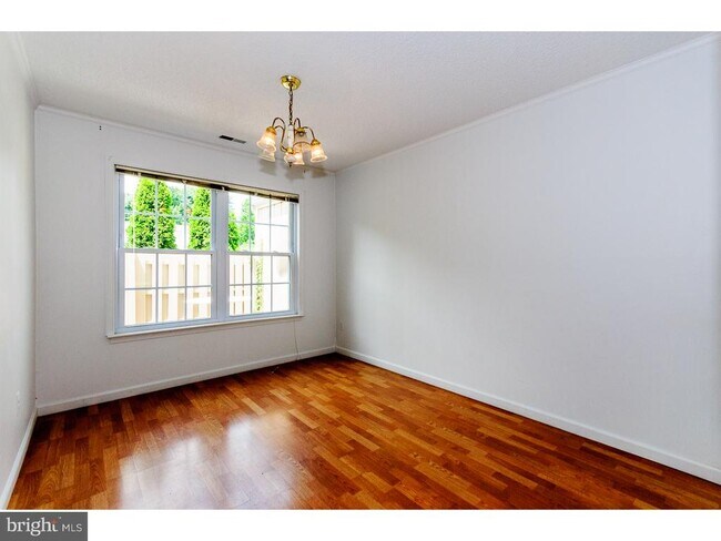 Building Photo - 8 Pond View Dr