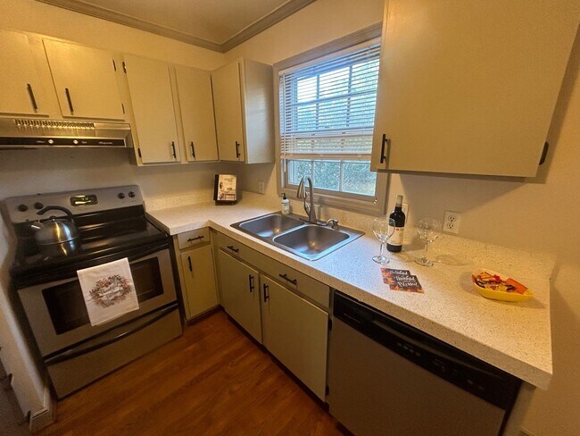 Building Photo - 5516 Lakeshore Dr