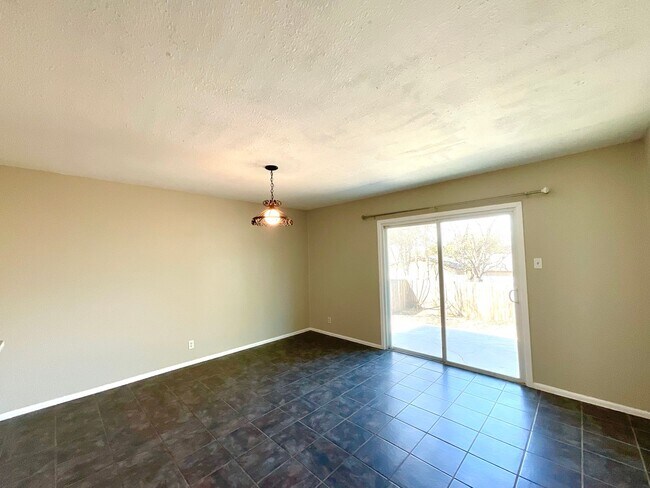 Building Photo - **APPLICATION RECEIVED** MUST SEE! 2 Bedroom / 1.5 Bath Duplex w/ Garage!